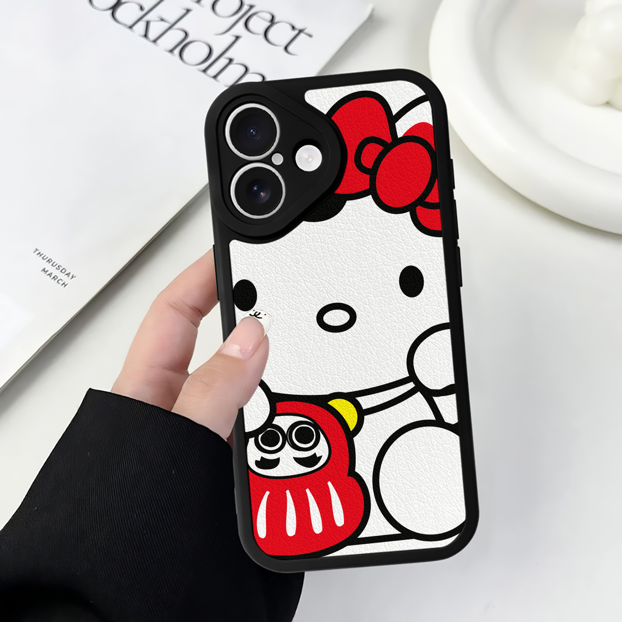（画像用） Hello Kitty ハローキティ 【iPhone 16シリーズ対応】シリコンスマホケース（レザー調） 材質：シリコン